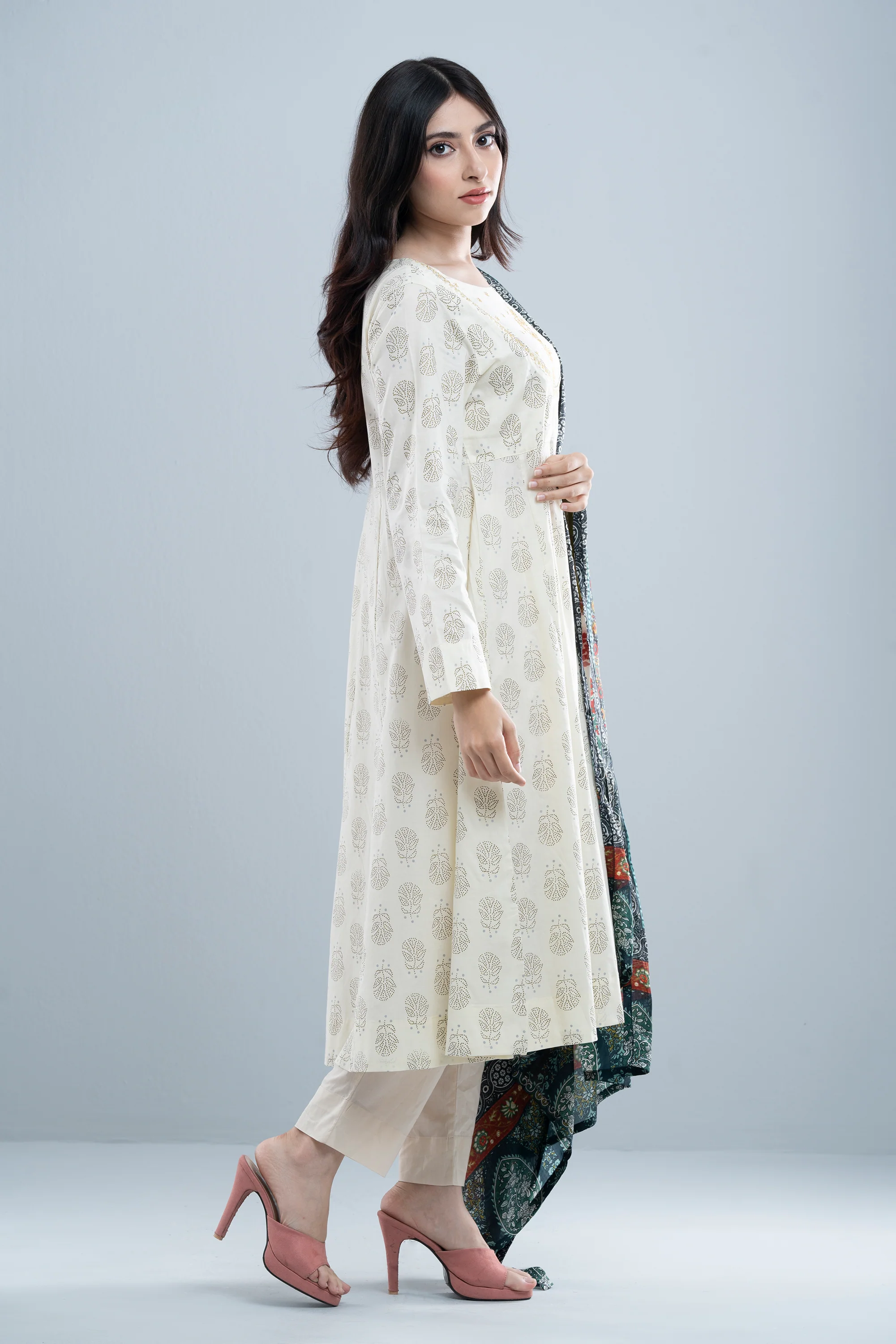 Smart Fit Embroidered Two-Piece Lawn with Silk Dupatta - Image 5