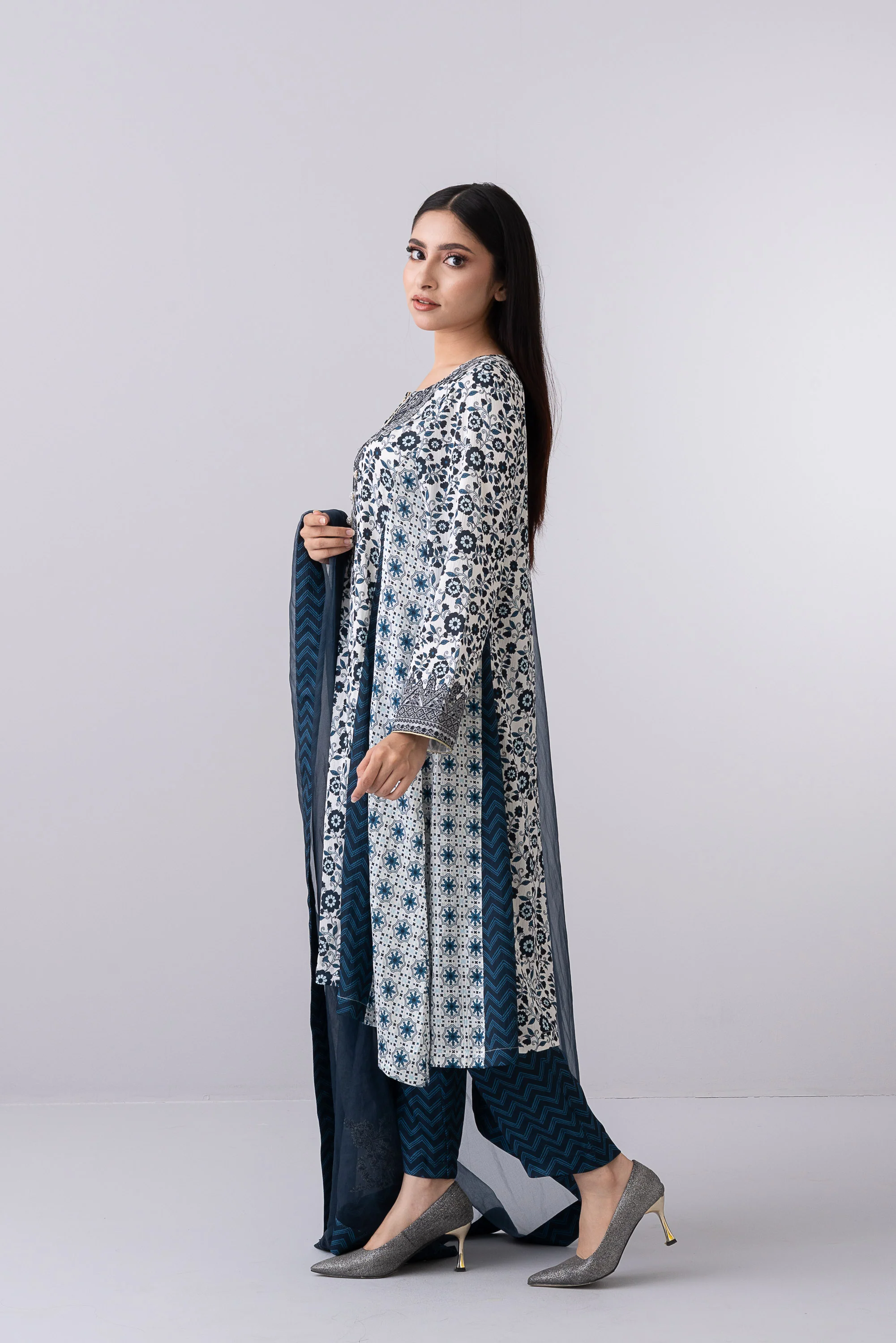 Smart Fit Embellished Three-Piece Formal Set with Organza Dupatta - Image 3