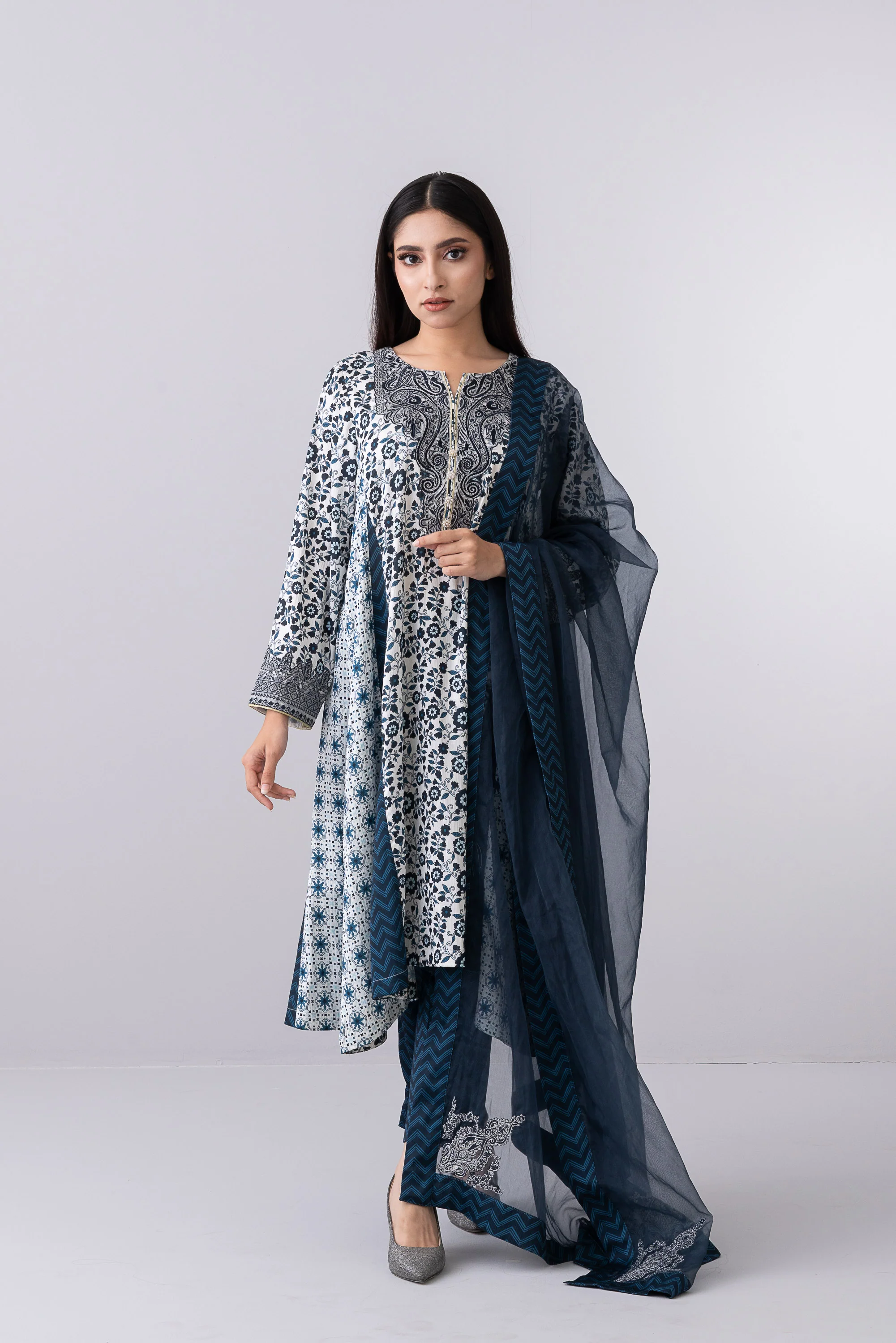 Smart Fit Embellished Three-Piece Formal Set with Organza Dupatta - Image 4