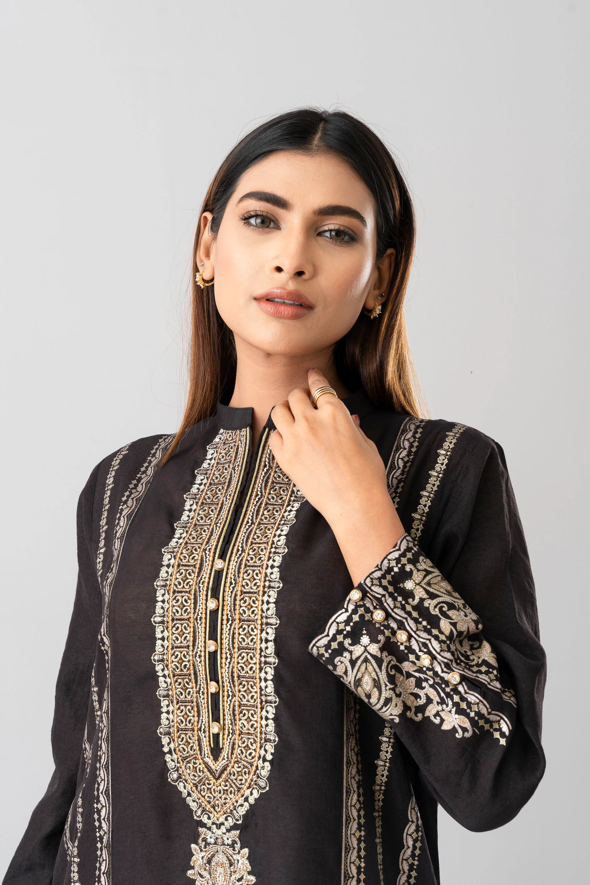 Relaxed Fit Embroidered Three-Piece Ethnic Set with Organza Dupatta - Image 11