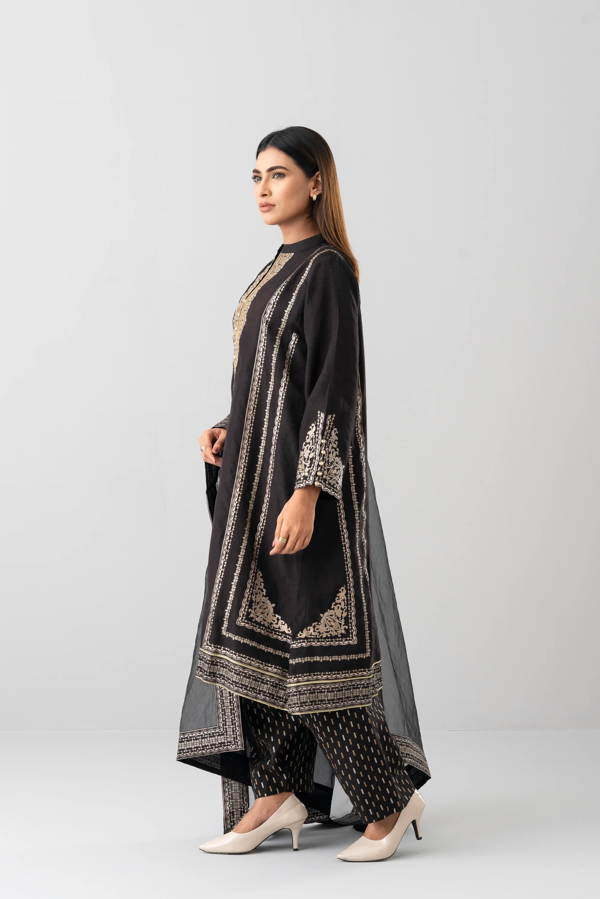 Relaxed Fit Embroidered Three-Piece Ethnic Set with Organza Dupatta - Image 8