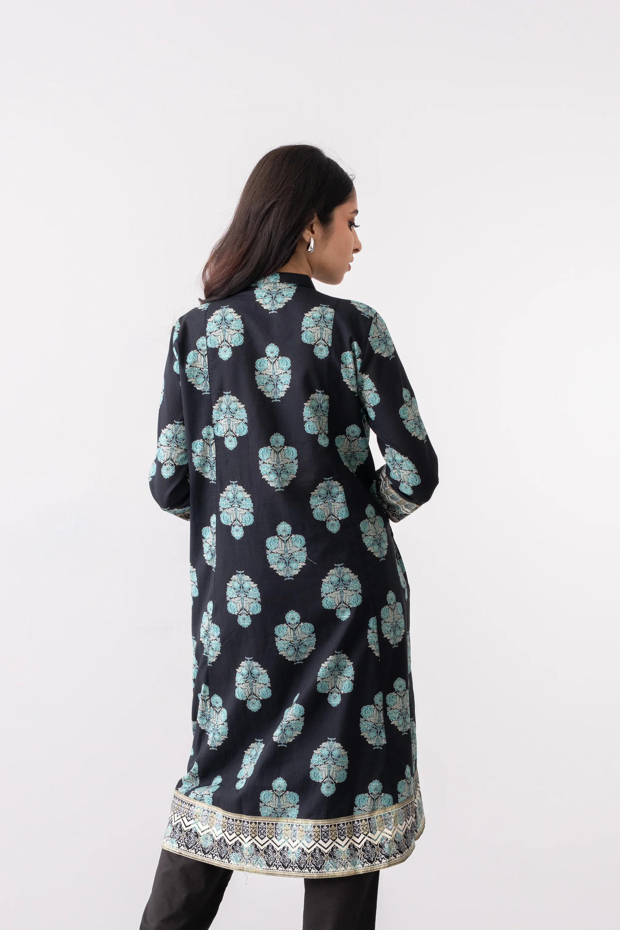 Relaxed Fit Embroidered Ethnic Kurta - Image 4
