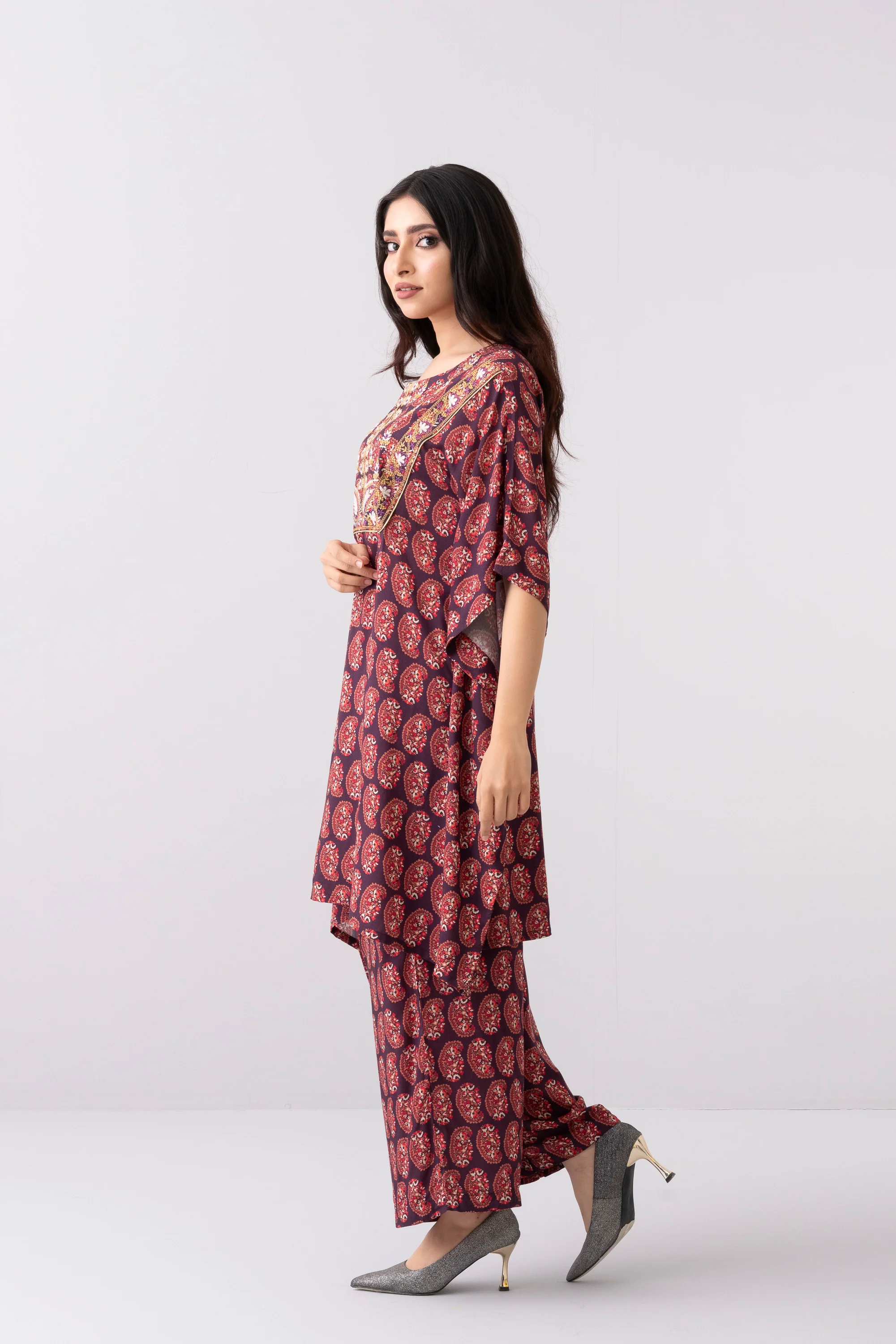 Relaxed Fit Embroidered Ethnic Kurti - Image 3