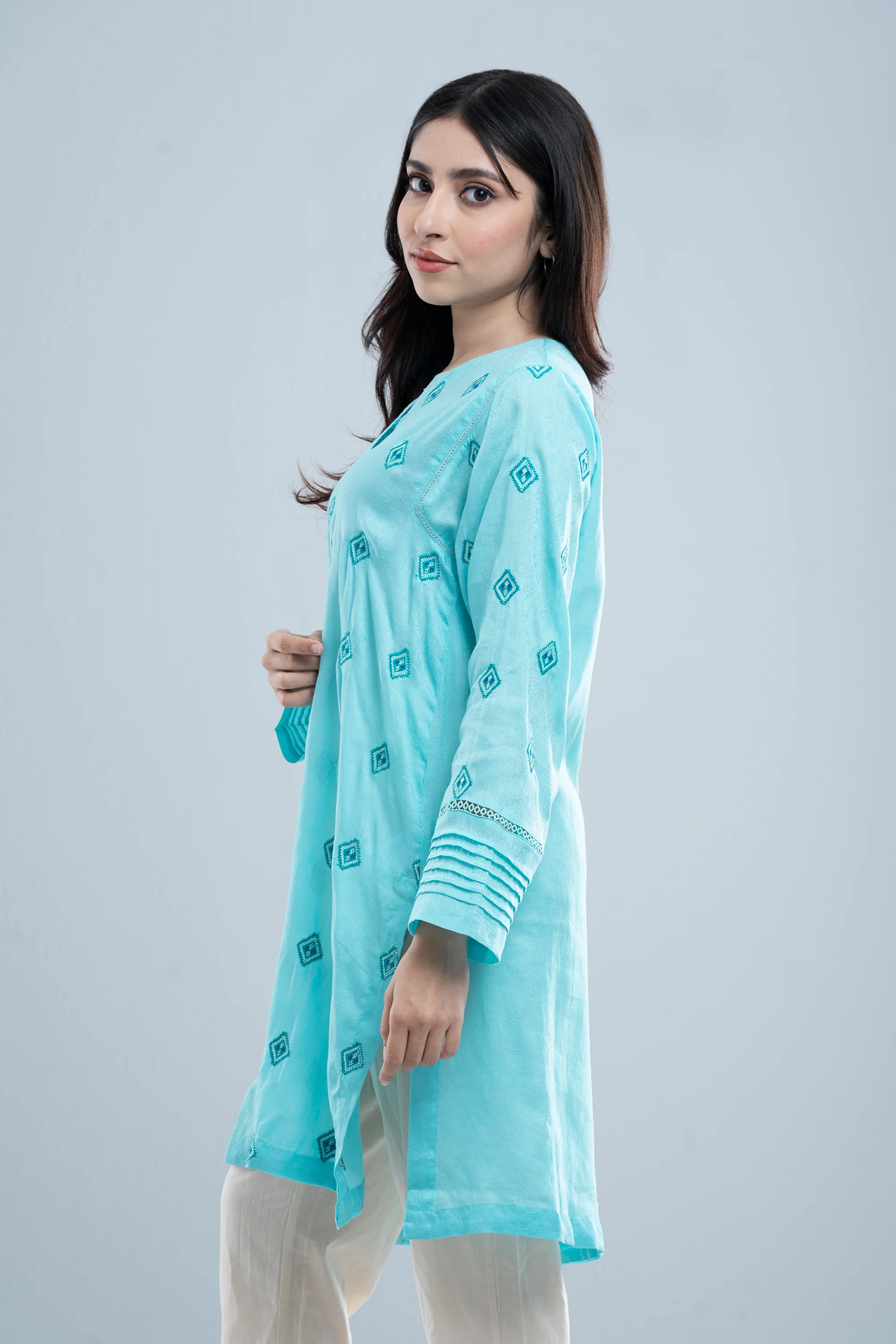 Relaxed Fit Embroidered Lawn Kurta - Image 10