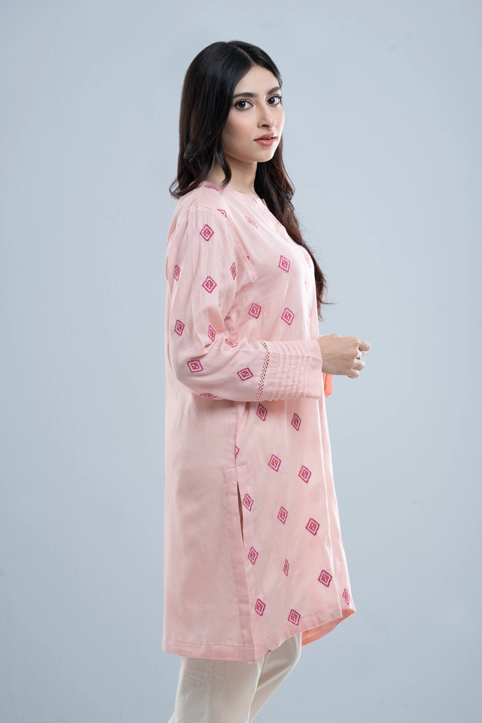 Relaxed Fit Embroidered Lawn Kurta - Image 4