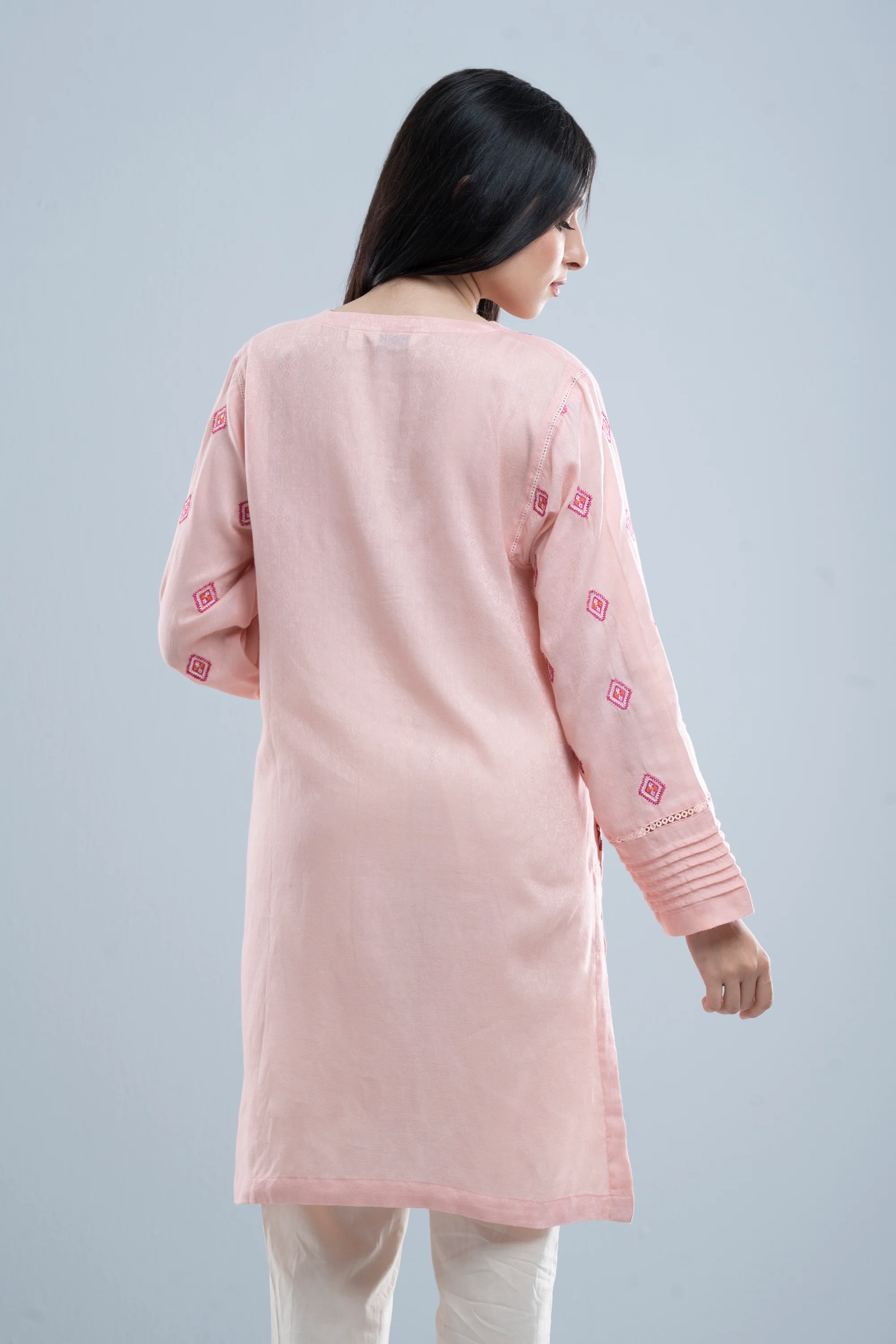 Relaxed Fit Embroidered Lawn Kurta - Image 5