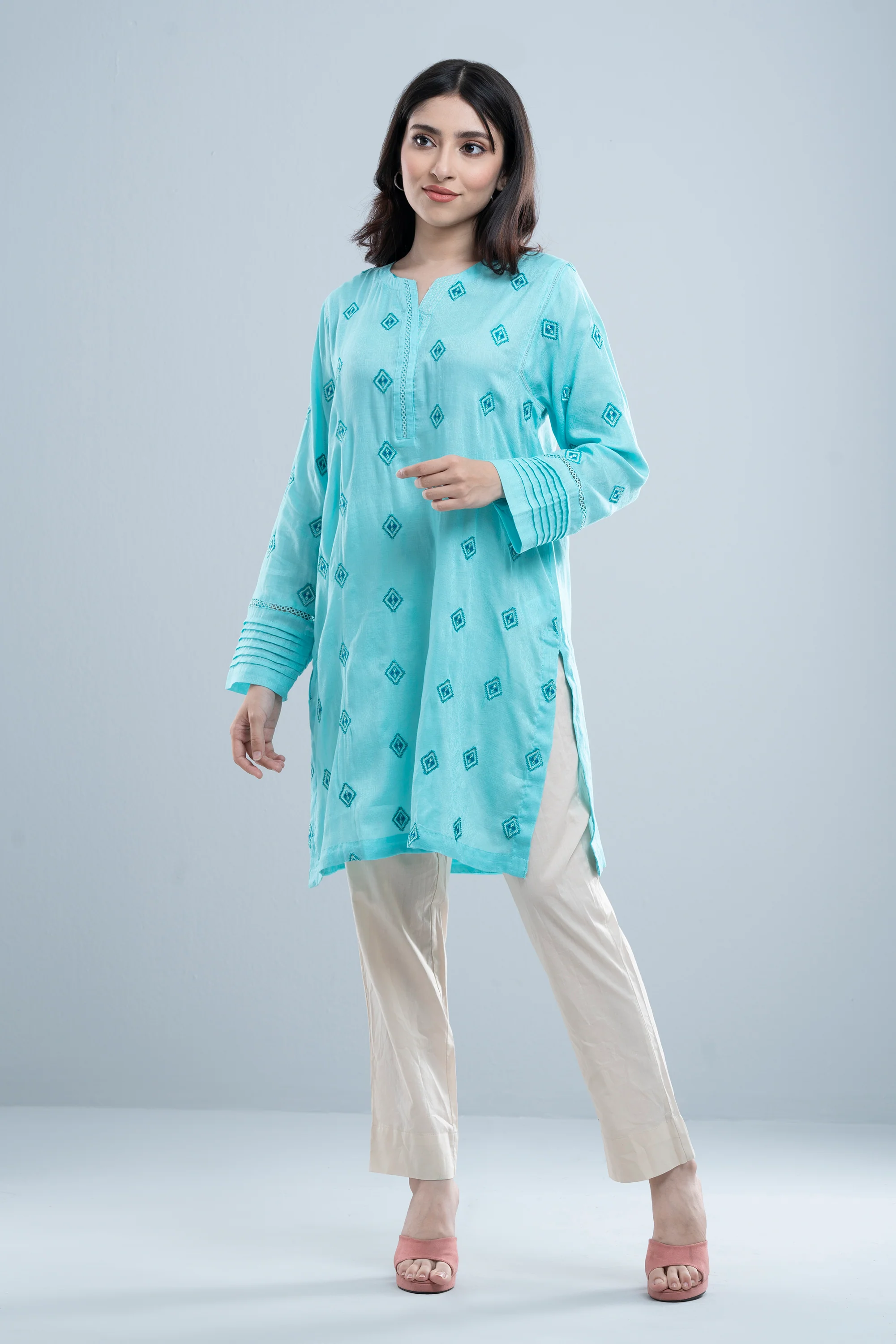 Relaxed Fit Embroidered Lawn Kurta - Image 8