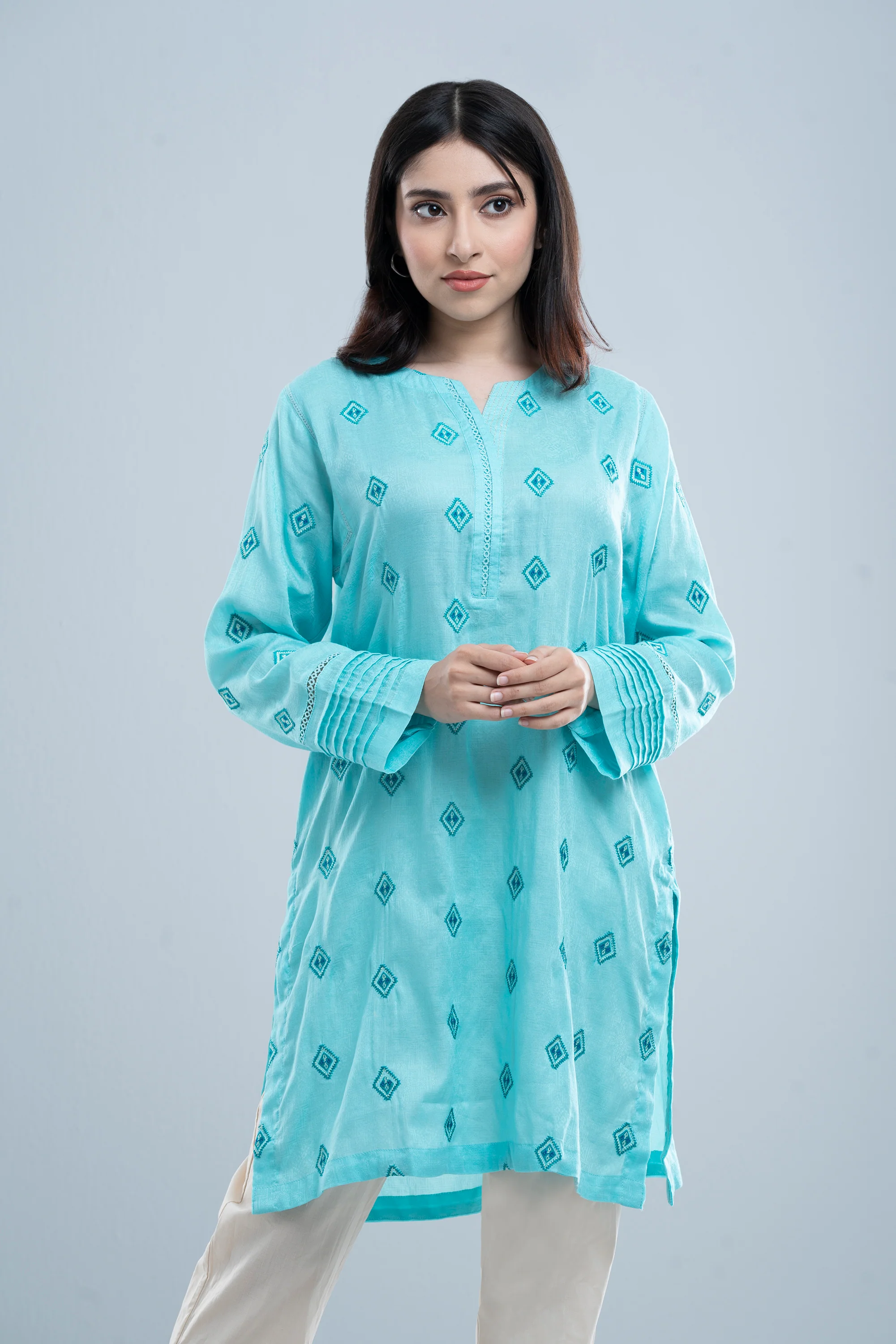 Relaxed Fit Embroidered Lawn Kurta - Image 9